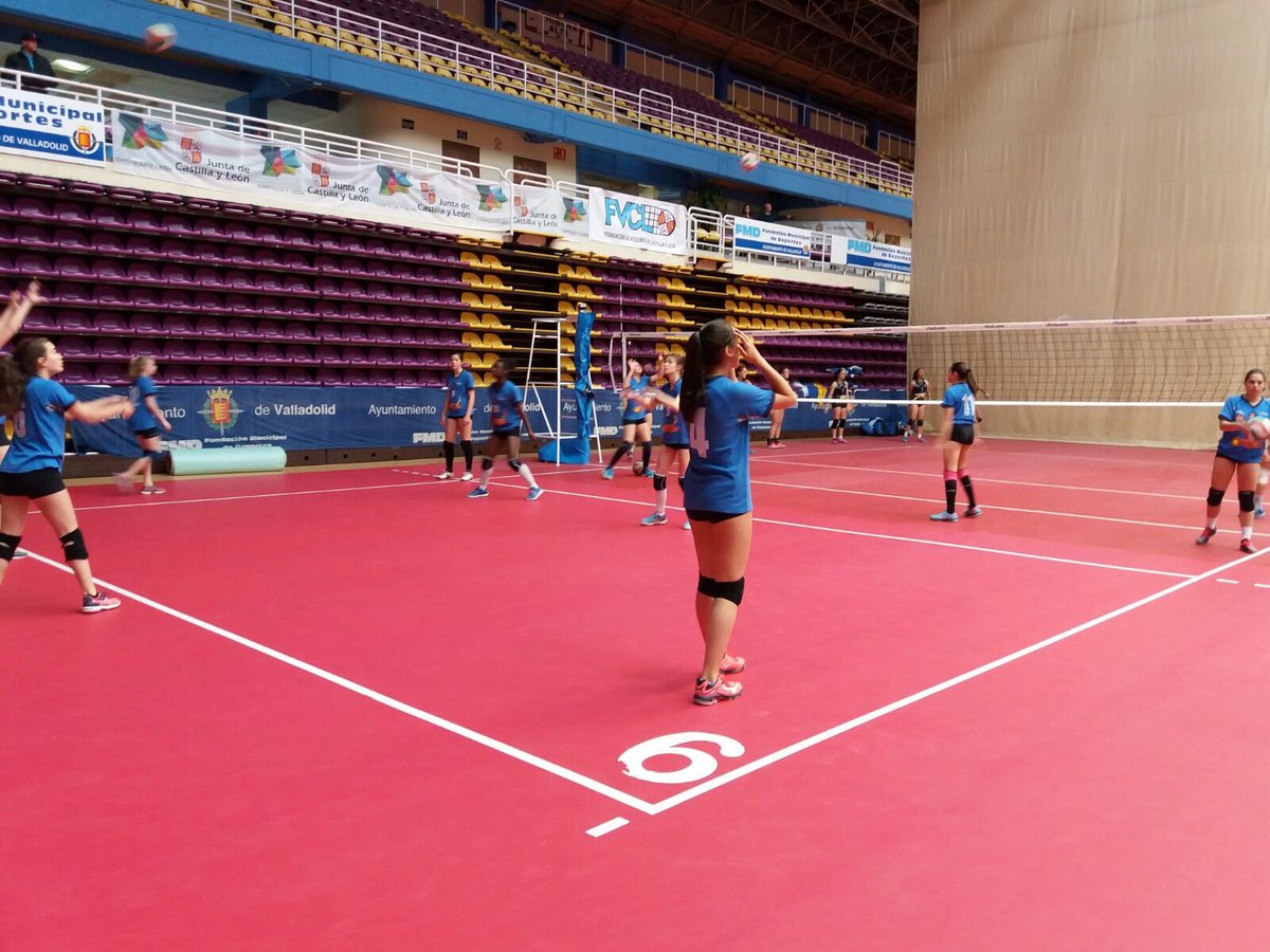 La selección infantil femenina de Aragón cae derrotada 3-0 frente a Canarias en su debut en el #CESAVB17. (19-25, 12-25 y 10-25) #AragónVB
