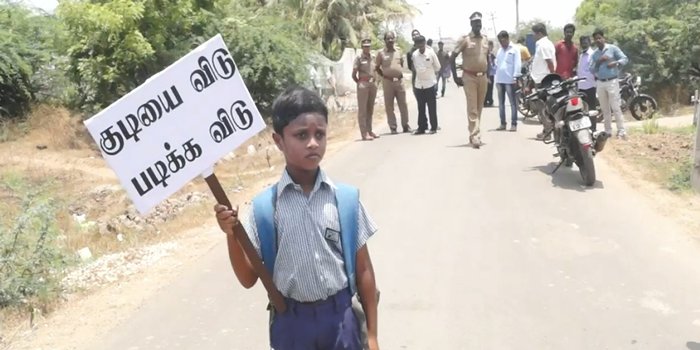PttvNewsX's tweet photo. குடியை விடு; படிக்க விடு: சிறுவன் நடத்திய போராட்டம் https://t.co/0ob42UReCQ #Tasmac #ChildProtest #Protest https://t.co/RDscaOvoZf