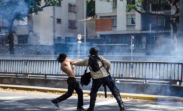 CaraotaDigital's tweet photo. #EEUU lanzó cruda advertencia a autoridades venezolanas sobre uso excesivo de la represión https://t.co/YFA6VMegNX https://t.co/4WQlnKUsCl