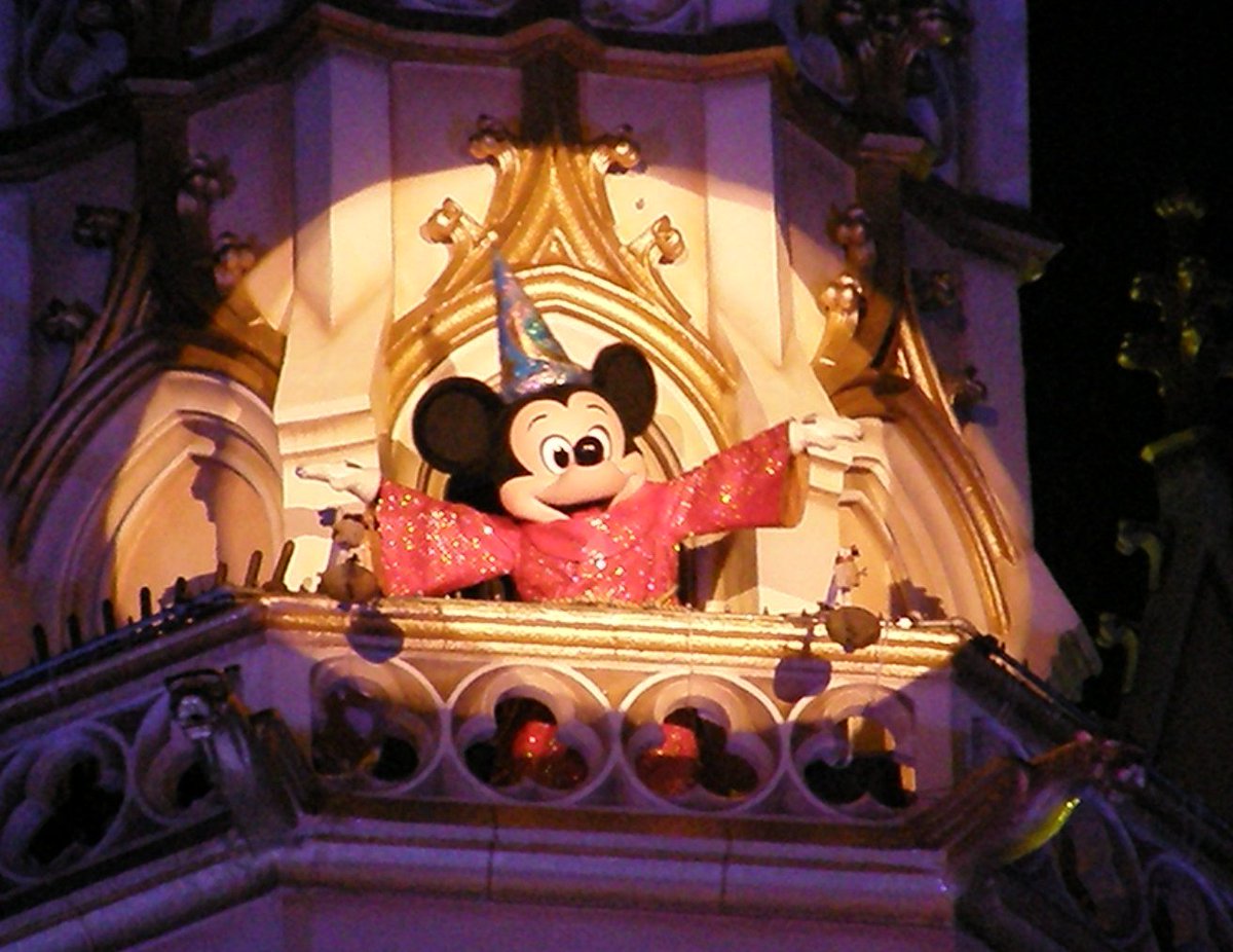 みっこ 08年 25周年夏に開催された スターライトドリームス パイロやフレイムキャノンはもちろん 過去ショー の城への投影と音楽 レーザー 城上部にミッキー登場 衣装チェンジ ステージの炎 クレーン 放水 等 これぞキャッスルショー な