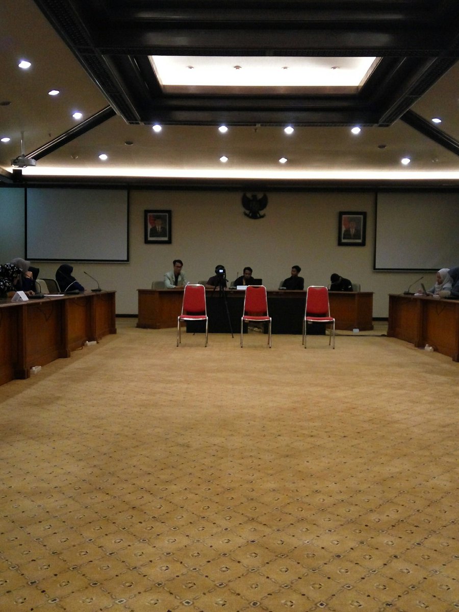 genbidiy's tweet photo. Calon pertama yang akan melakukan presentasi dan tanya jawab adalah Dimas (GenBI UGM) https://t.co/mLoH2pkOZ0
