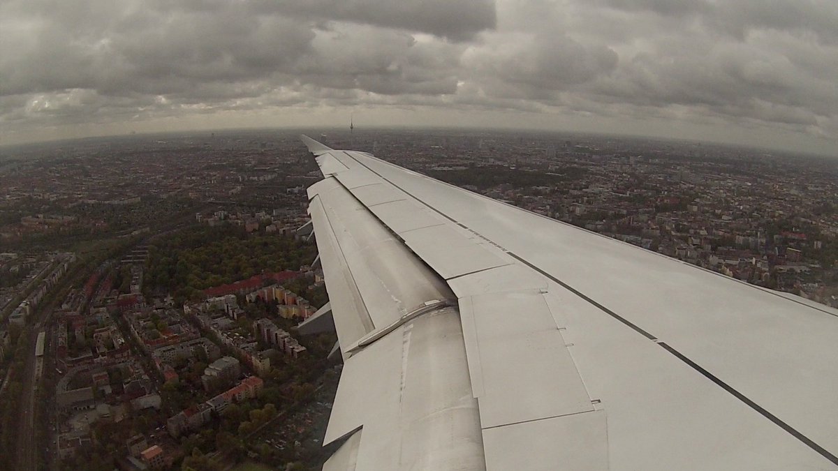 aviation_graz's tweet photo. a beautiful view above Berlin shortly before landing at @berlinairport Tegel onboard @lufthansa #LH176

#TXL #GoPro #wingview #Tegel #avgeek https://t.co/10Zpo7NeB2