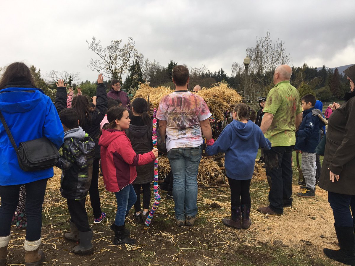 bienenstock's tweet photo. Norgate Community Elementary's first #naturalplayground experience = success @CWF_FCF @TDFEF #CNC2017 https://t.co/kjU0zbxzEZ