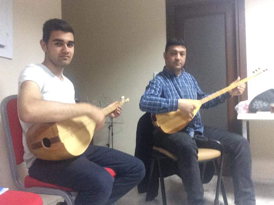 Fatih_Eroglu_'s tweet photo. Osmaniye Ülkü Ocakları Bağlama Kursumuz Tüm Hızıyla Devam Ediyor. Emeği Geçenlerden Allah Razı Olsun.., #VarOlsunÜlküOcakları https://t.co/kszM8DXNuL