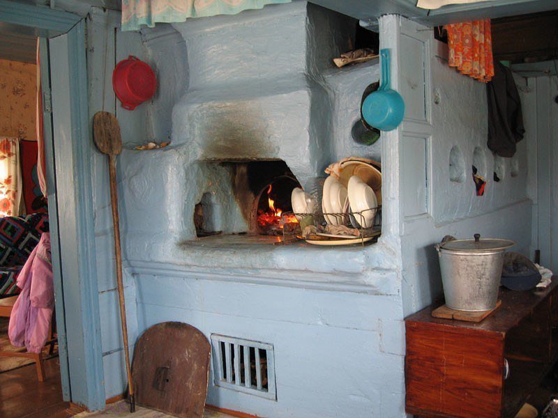 русская печь в деревенском доме