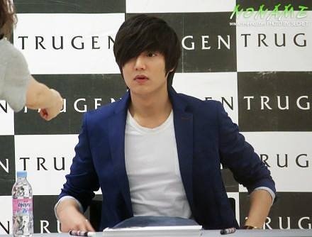joylmh's tweet photo. 2012 April 20
Set 01
#TRUGEN
#FanSign
@ActorLeeMinHo
#ActorLeeMinHo
#LeeMinHo_์ด๋ฏผํธ
#์ด๋ฏผํธ
#ๆๆ้
#Actor
#KStar
#LMH_Event
#LMH_FanSign https://t.co/H6eWLA27QL