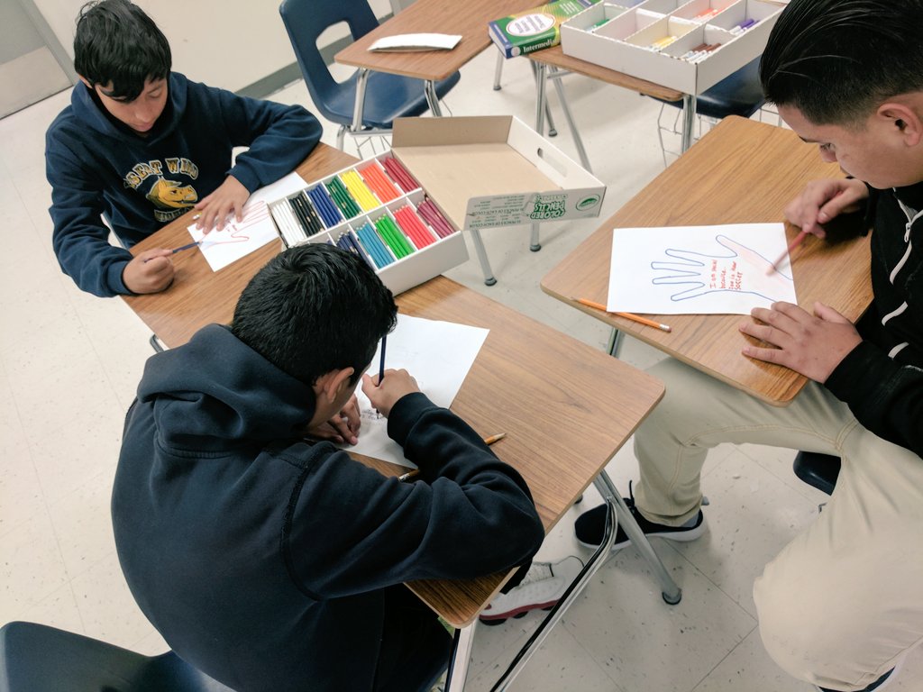 DeVara_GMS's tweet image. Working on &quot;What Makes Me Special&quot; hand project✋ #TeamSISD #SISD_SPED #DesertWind