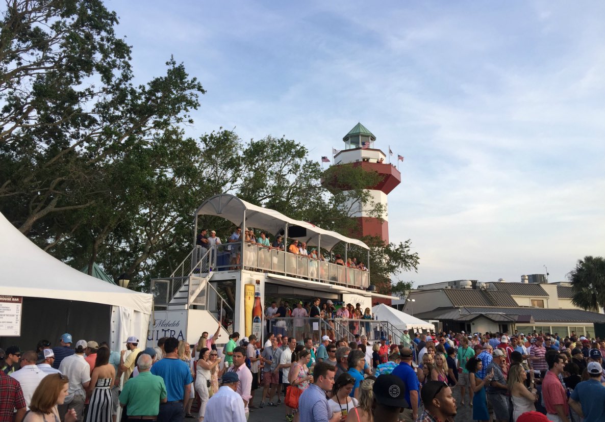 darrenrovell's tweet photo. As part of its sponsorship extension with the PGA Tour, @MichelobULTRA gets rights to beer bar &amp; rooftop viewing area at some tournaments https://t.co/mCu8jAeLwr
