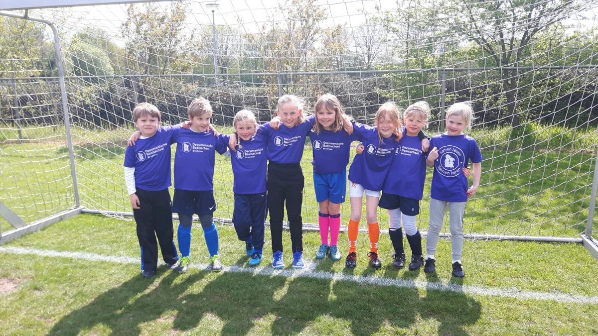 School voetbal;  lekker sportief bezig!