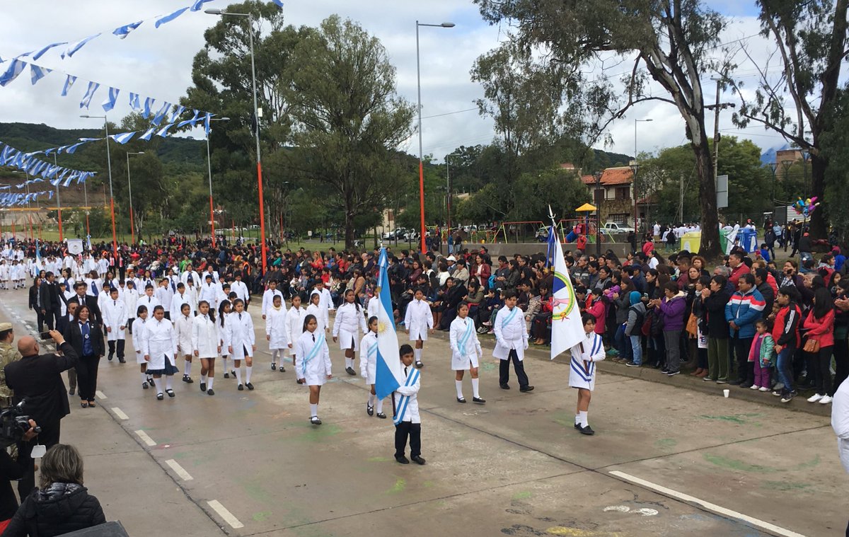 vickylunaok's tweet photo. #Desfile las Escuelas participando en los #424años de la ciudad. 
#SanSalvadordeJujuy https://t.co/ZZk43Xn9Hl