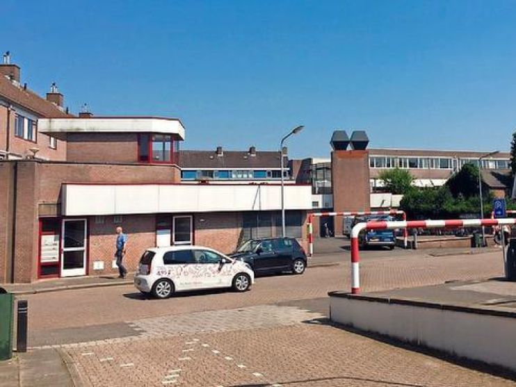 VriendenD's tweet photo. Morgenavond 20 april: wat bepaalt de gemeenteraad over de toekomst vh centrumgebied Oude Dorp? Wordt het buigen, barsten of door de knieën? https://t.co/kpbg7OeR58