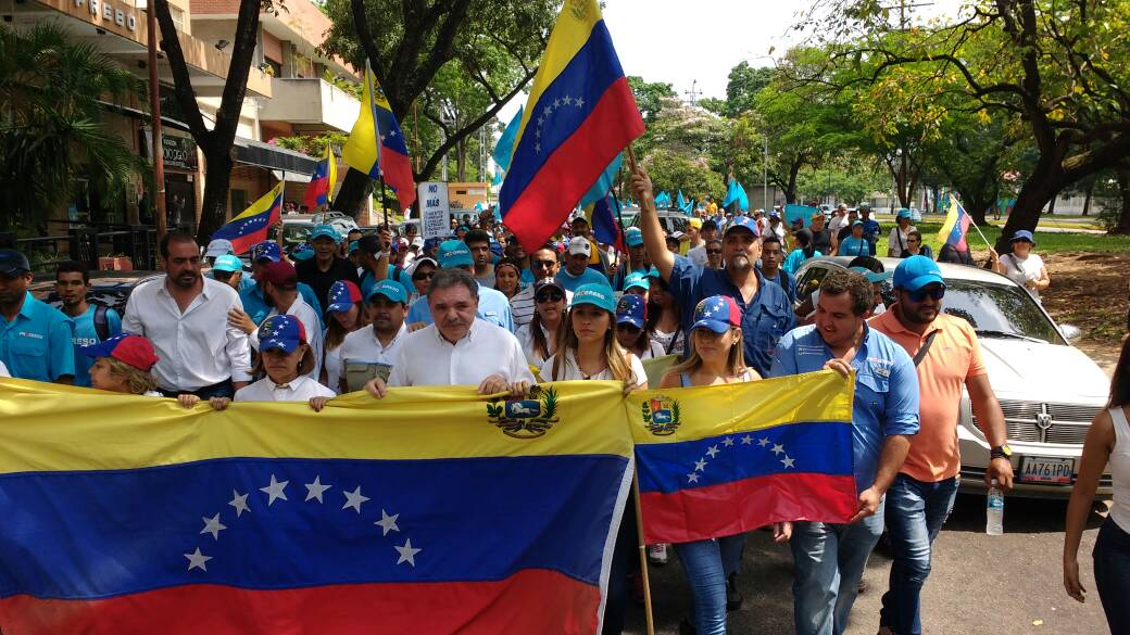 up_carabobo's tweet photo. Valencia marcha unida junto al alcalde @miguelcocchiola en esta gran jornada cívica por Venezuela #19VzlaEnLaCalle #19AbrilTodosALaCalle https://t.co/Hh1BO85RYB