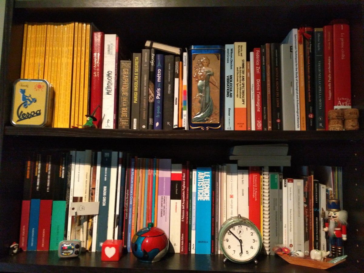 archeobaleni's tweet photo. gli #scaffali dell'#arte, della #scienza e della #scienzaperlarte #conservationscience #bookshelfie #shelfie #robinson #books #libri https://t.co/Q84IDM7JDY