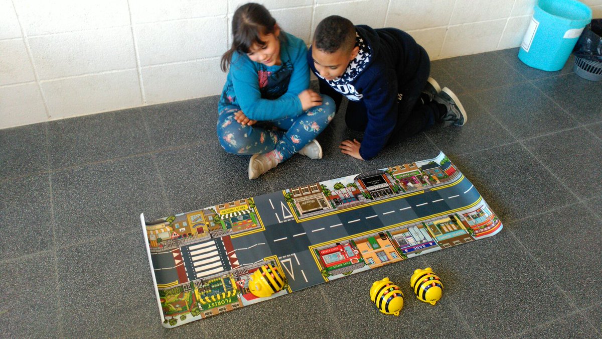 epompeufabra's tweet photo. Els nostres alumnes s'inicien a la robòtica de la mà dels bee-bots. @CRPHospitalet @xaviercorral @ampapompeulh @LHEDUCACIO @gencat https://t.co/f0eshsqpMv