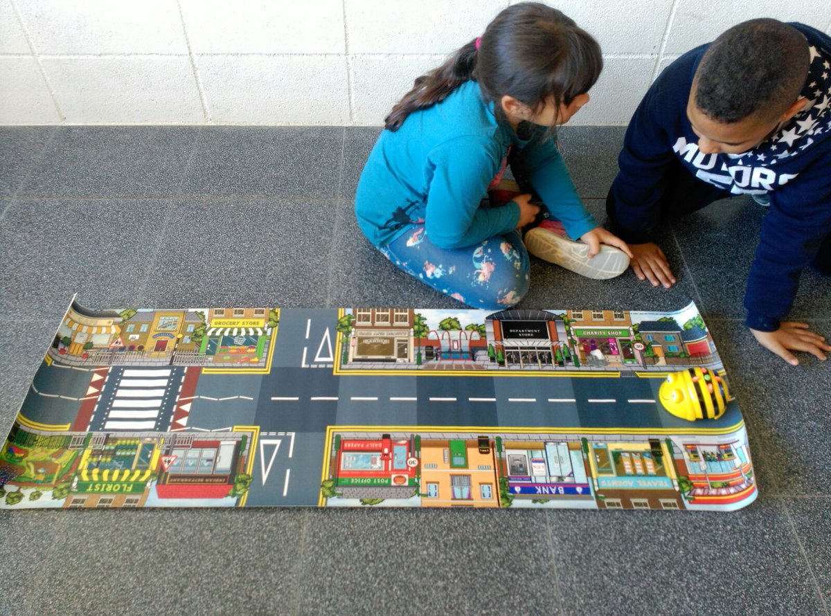epompeufabra's tweet photo. Els nostres alumnes s'inicien a la robòtica de la mà dels bee-bots. @CRPHospitalet @xaviercorral @ampapompeulh @LHEDUCACIO @gencat https://t.co/f0eshsqpMv