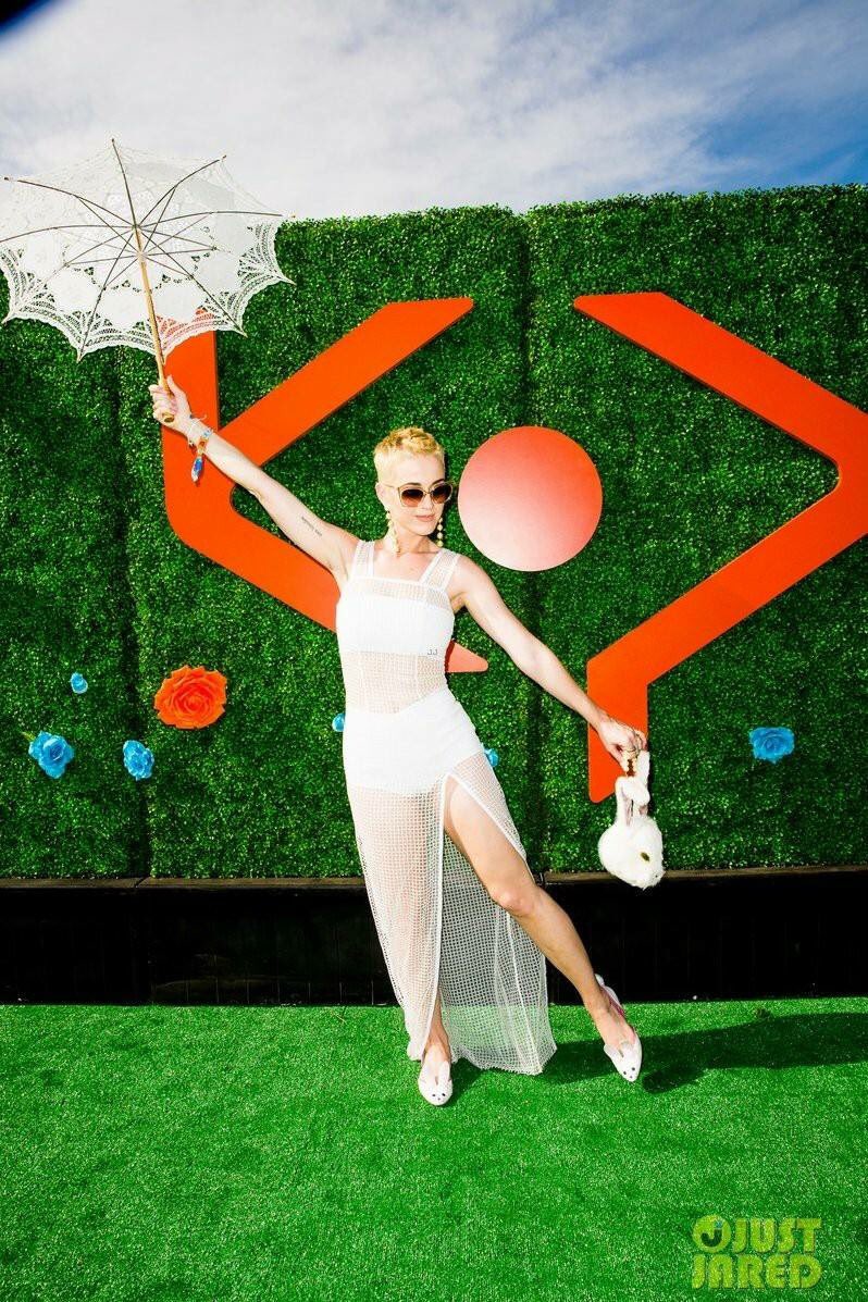 katyperryitalia's tweet photo. Katy Perry totalmente in bianco al brunch organizzato per la sua linea di scarpe al #Coachella2017 https://t.co/KnIxHRIESZ