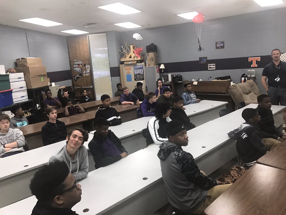 Food City Representatives spoke to our freshmen about the different aspects of their company. #CHSBizChat