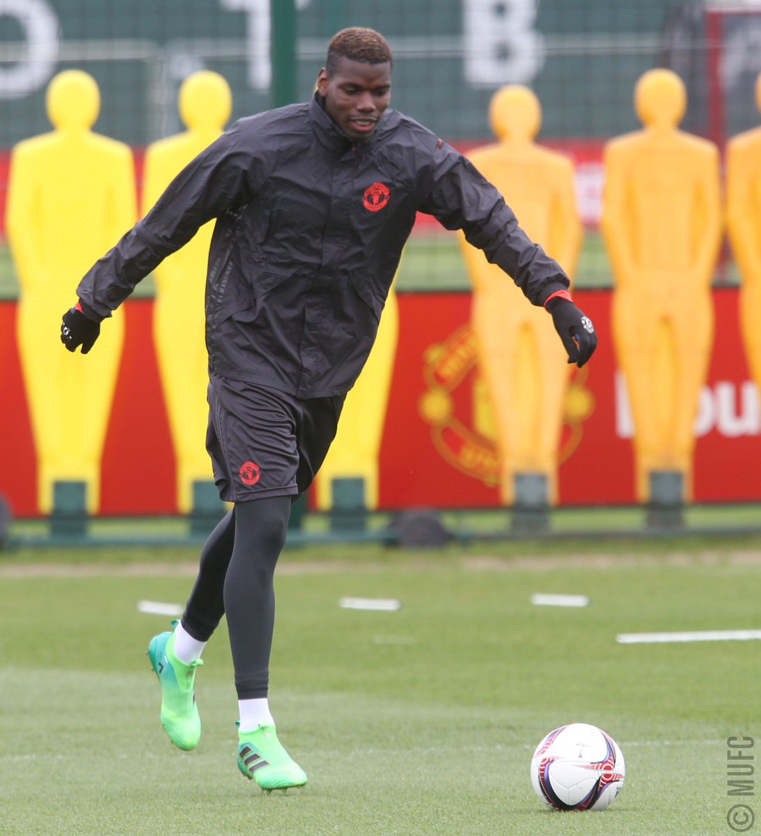 ManUtd's tweet image. Getting ready for the #UEL quarter-finals... 💪