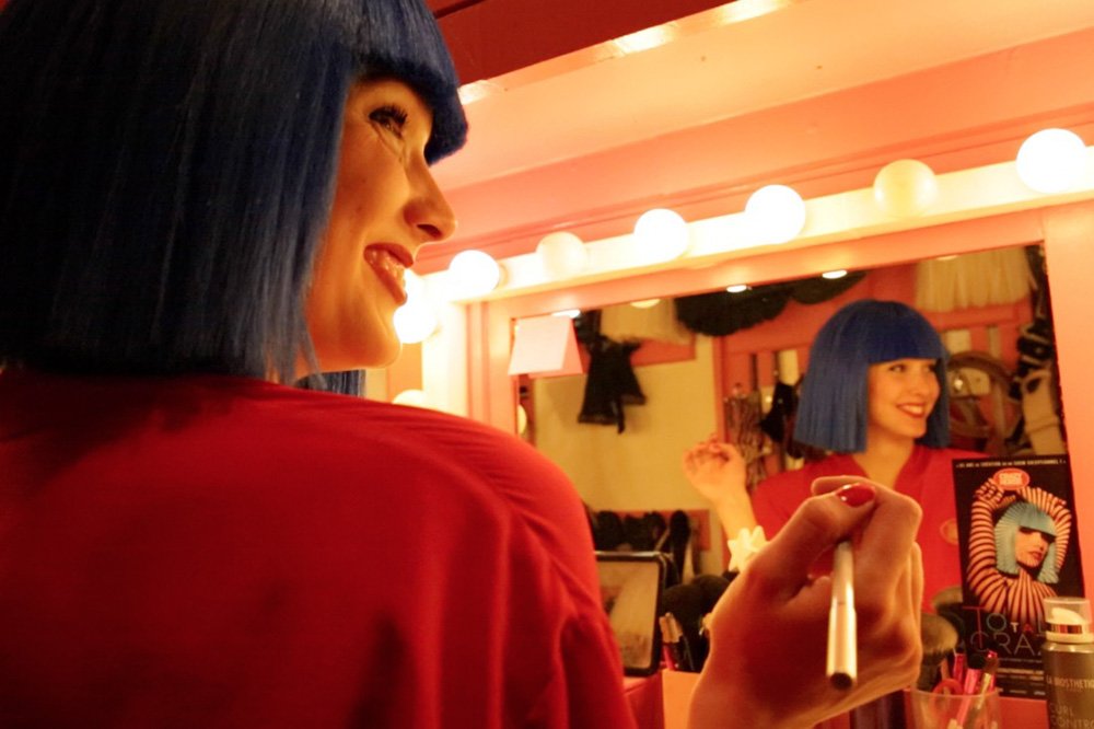 Anthony_Verdot's tweet photo. Crazy Horse : Dans la loge des Crazy Girls https://t.co/MJan5iDeON via @ParisMatch cc @crazyhorseparis https://t.co/Xgz3ox9V6V
