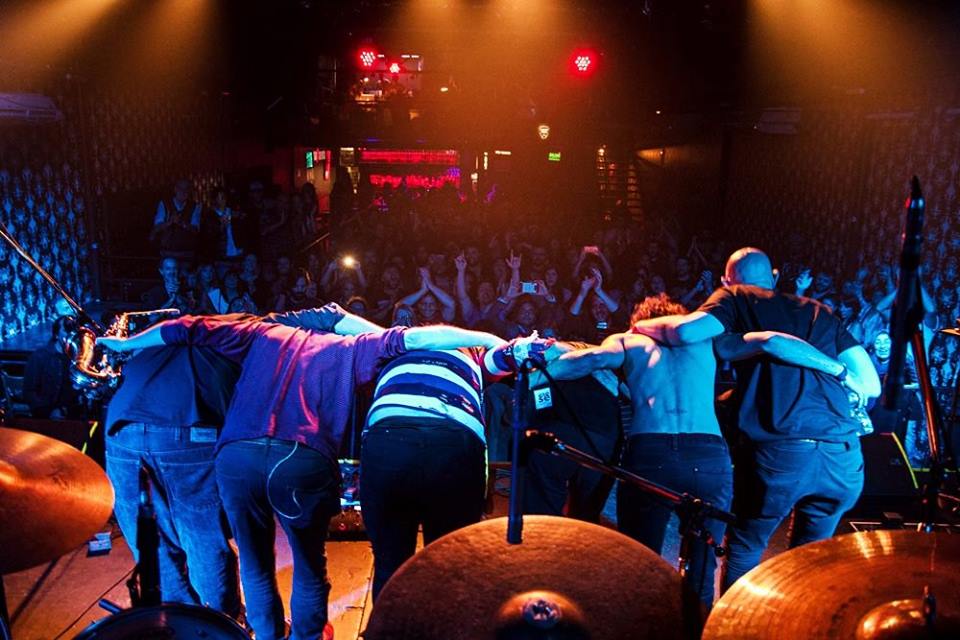 BodasQuimicas's tweet photo. GRACIAS A TODOS !!! @TheRoxyArg @RockCityAgencia 
hermosa noche de #JuguetedeTroya https://t.co/1MUBk6uEkw