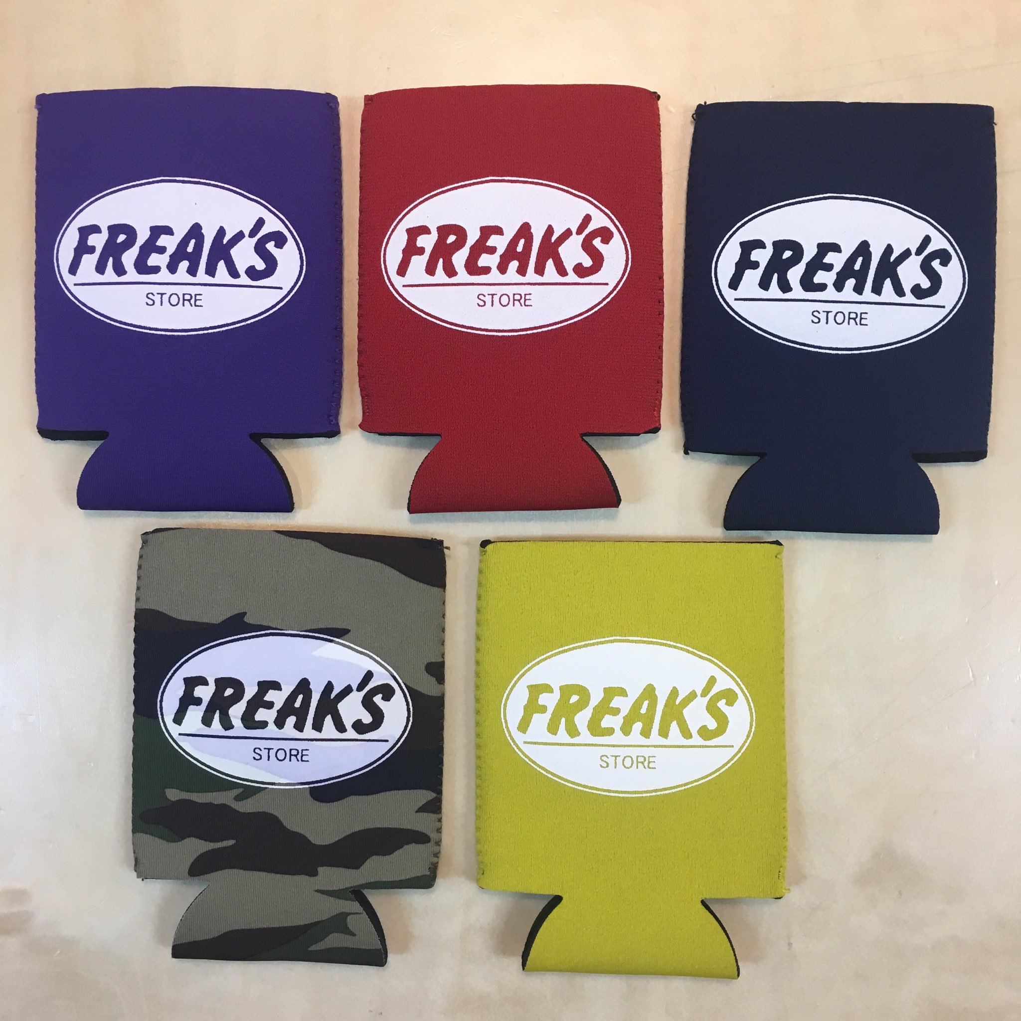 Freak S Store 可愛いクージー作りました Freak S Storeの創業時のファーストロゴです クージーとは 水滴防止 Amp 保温保冷効果のある 缶や瓶につける夏の必需品です まもなくお店でプレゼント T Co 3ozqsvvwv6 Twitter