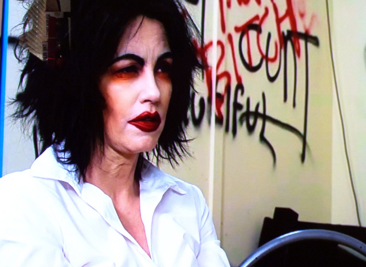 mickmoart's tweet photo. @DebbieRochon I don't think you're crazy!! You might be the only same one here!!! *throwschairacrosstheroom* 😂😊📺📻🖤 #SerialKaller https://t.co/C0ul0CV7nv