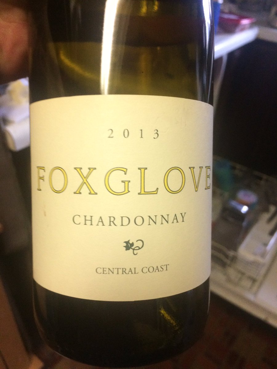 jeanne16254's tweet photo. A friend gave me some wine! Idk anything about it so I'm going to learn! #LoveLearning #AboutWine #LivinItLovinIt https://t.co/98tfp8hkD5