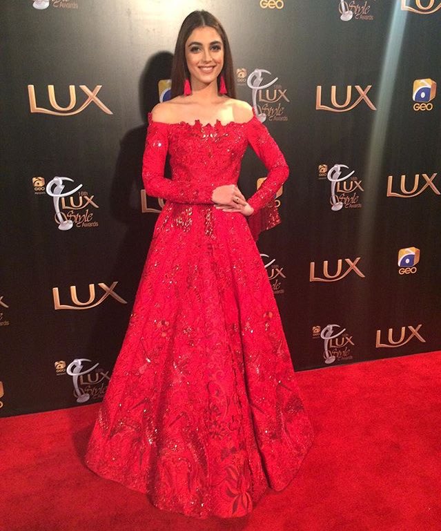 TeamMayaAli's tweet photo. #MayaAli looking stunning in red as she poses for LUX at #LSA2017 wearing #NomiAnsari @mayaali07 https://t.co/qrfMsO2LPk