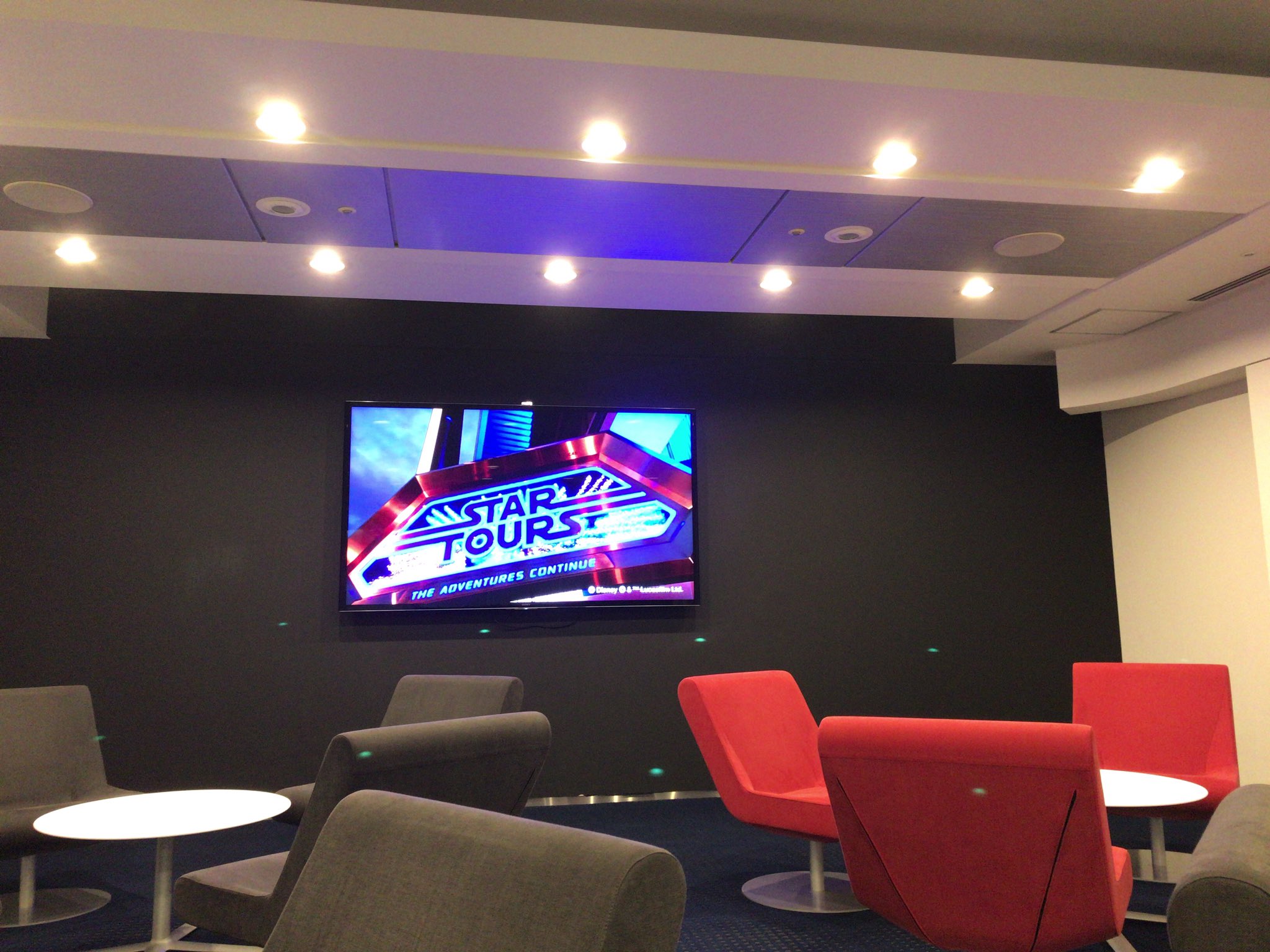 Uzivatel すらぼう Na Twitteru ディズニーランド ๑ ᴗ 友達の恩恵に与り初体験 Jcbスポンサーラウンジに行って来ましたぁ 分間でしたが私達以外に利用者は 同じ時間誰も居らず フリードリンクに スターツアーズ待ち時間無しと 貴重な体験をさせて頂き