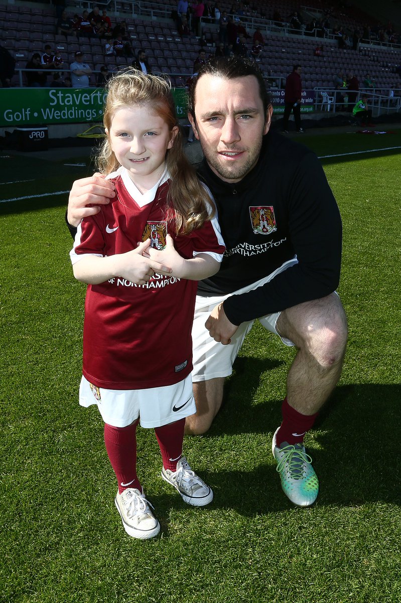 CobblerChris33's tweet photo. Millie and her idol.#Cobblerslegend #wewantyoutostay #ntfc https://t.co/ZOux45ZvP3