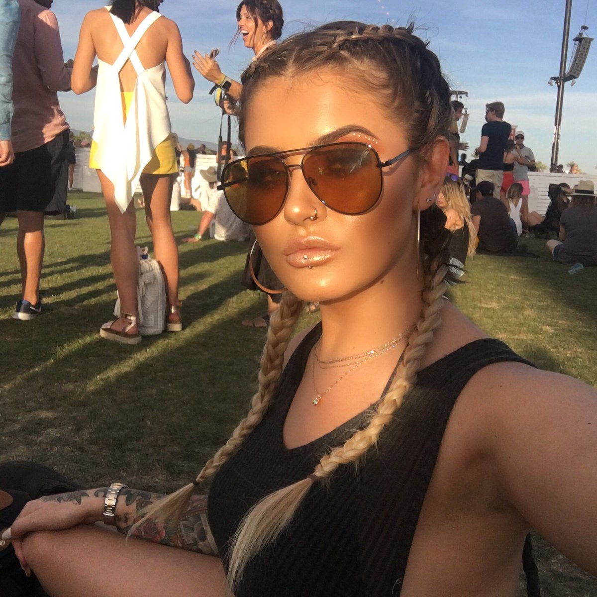 jamiegenevieve's tweet photo. Glowchella https://t.co/LZqcr4u48a