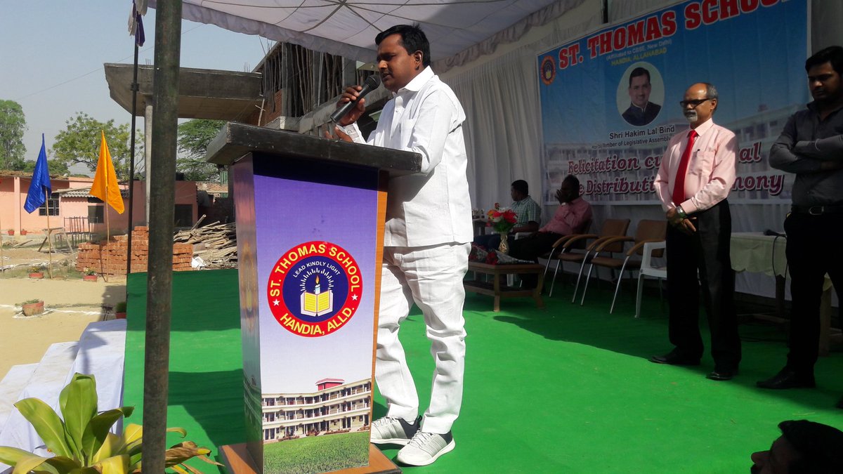 hakimlalbindMLA's tweet photo. Hakim Lal Bind MLA vidhan sabha Handia Allahabad UP India  St. Thomas  School me Students ko sumbodhit karte hooye. https://t.co/nAdHPcbwfd