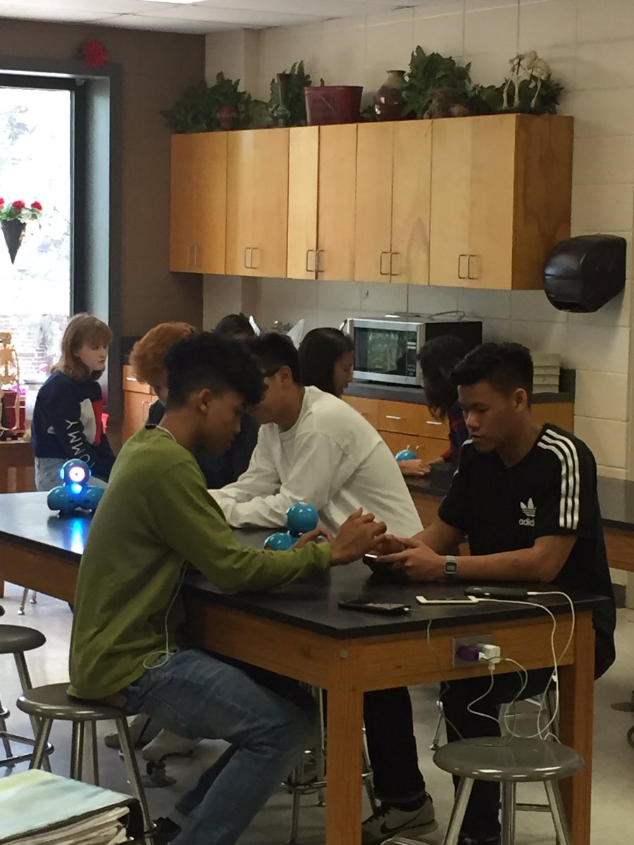 GrizzliesNHS's tweet photo. PreAP Bio students working with DASH coding DNA #FSNHS @FSSchools @MartinMahan https://t.co/J4DCmtOoeG