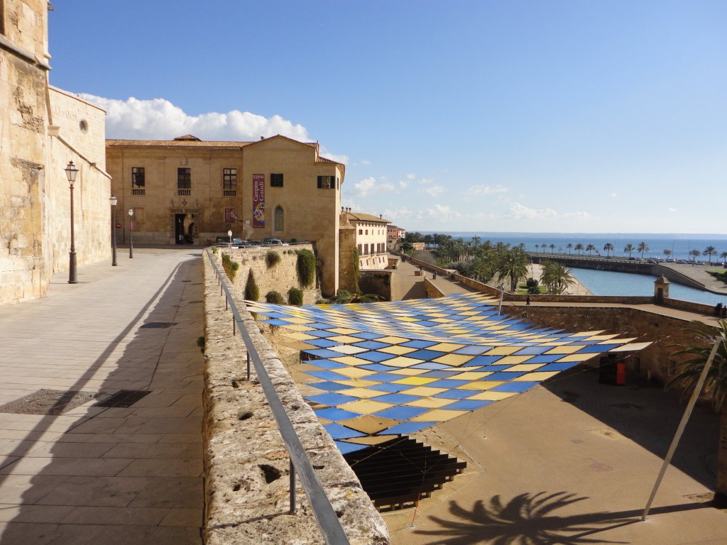 Grandes vistas de #SesVoltes a los pies de la <a href="/CatedralMca/">Catedral de Mallorca</a> todo frente al mar de #Palma. ¡Visita la ciudad¡