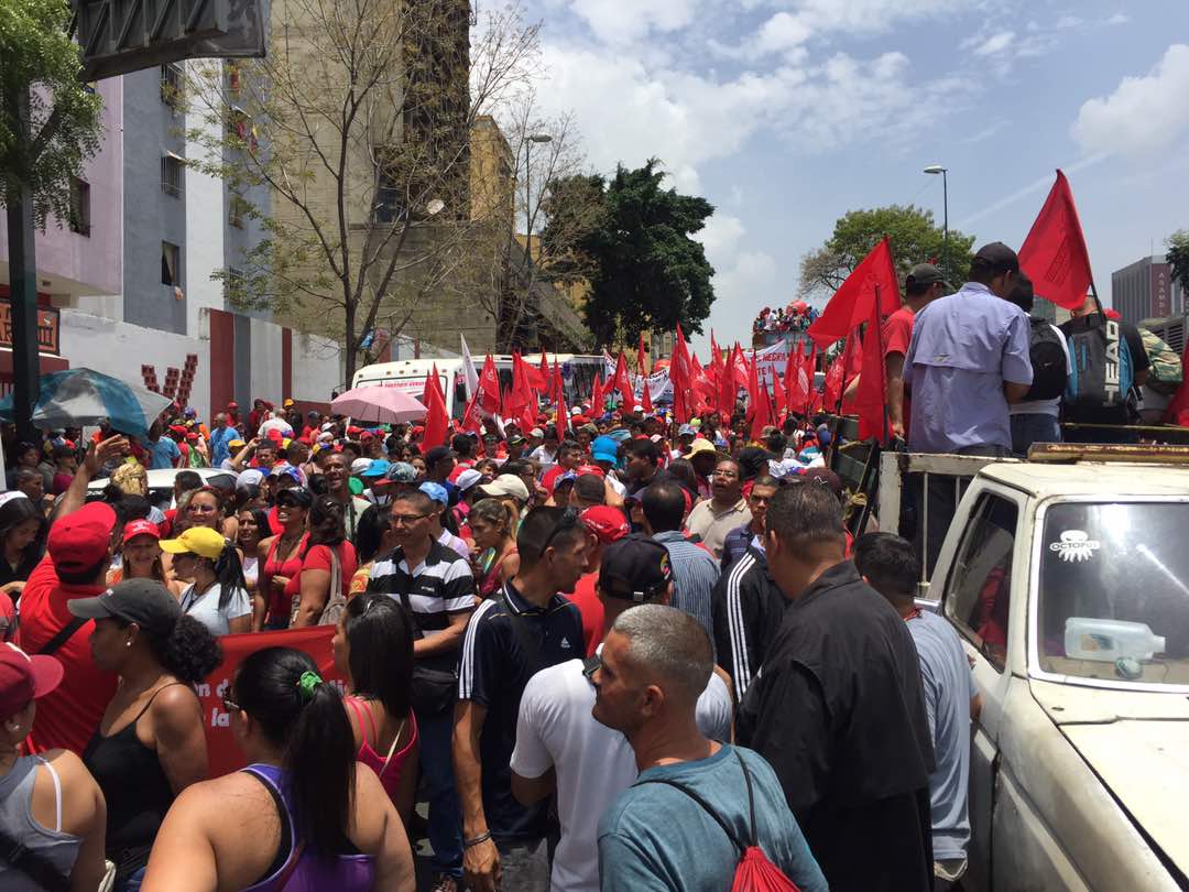 rmenendezp's tweet photo. Pueblo en la calle, bolivariano, revolucionario, chavista. Ejercicio pleno de la democracia permanente. En defensa de la Paz y la vida https://t.co/FKOrOlFMpW