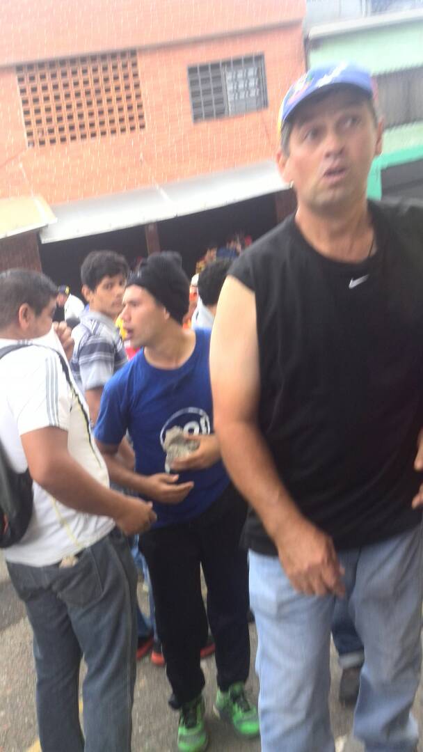 estermoshobicho's tweet photo. tachira La Oposición violenta arremetio contra la PNB llevando artefactos explosivos y objetos contundentes esa esa es la paz que queremos https://t.co/dZKUkDsyeU
