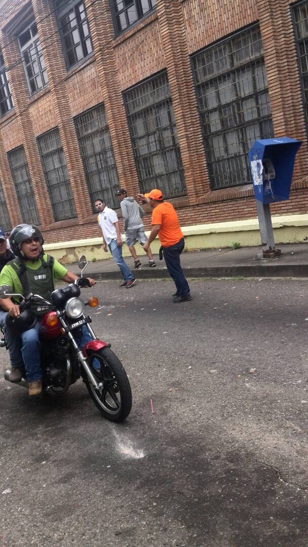 estermoshobicho's tweet photo. tachira La Oposición violenta arremetio contra la PNB llevando artefactos explosivos y objetos contundentes esa esa es la paz que queremos https://t.co/dZKUkDsyeU