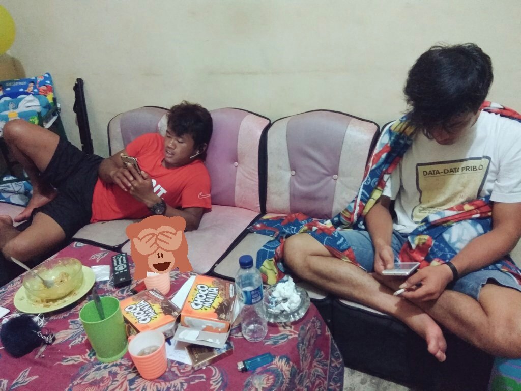 yennieSimarmata's tweet photo. Terbangun jm segini. Pas keluar dari kamar eh ternyata makananku uda abis😶 kata mereka @enak_kebangetan mereka janjibesok beli chocomania lg https://t.co/XxTl0CuYlU