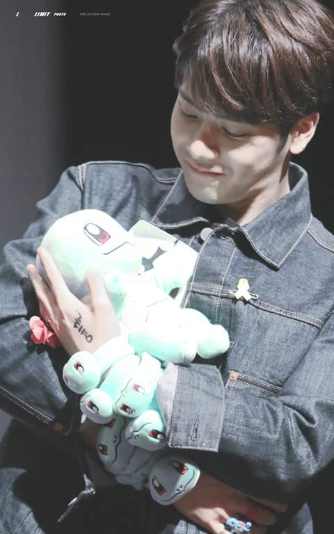 Waehamedah1's tweet photo. งื้อออออ อิช้อยอยากได้ #GOT7 #JacksonWang #พ่อของลูก https://t.co/TnT1zfdysM