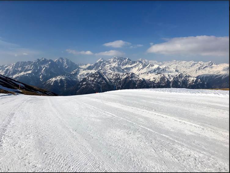 TravelDudes's tweet photo. Who would rather be here right now!? This is what Spring time looks like in Heiligenblut, Austria. Great times w/ @SnowTrex_Ski! #SnowTrex https://t.co/3w3SwNc5E3