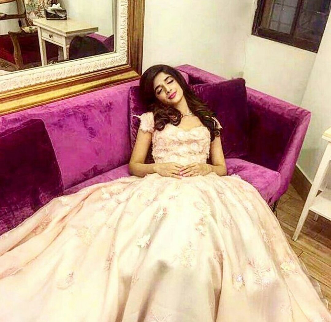 Ash_Ayesha's tweet photo. Chanel vs Walmart
#IHadToDoThis😈 #MahiraKhan #MawraHocane #lsa2017 https://t.co/OY6sgMZr0X