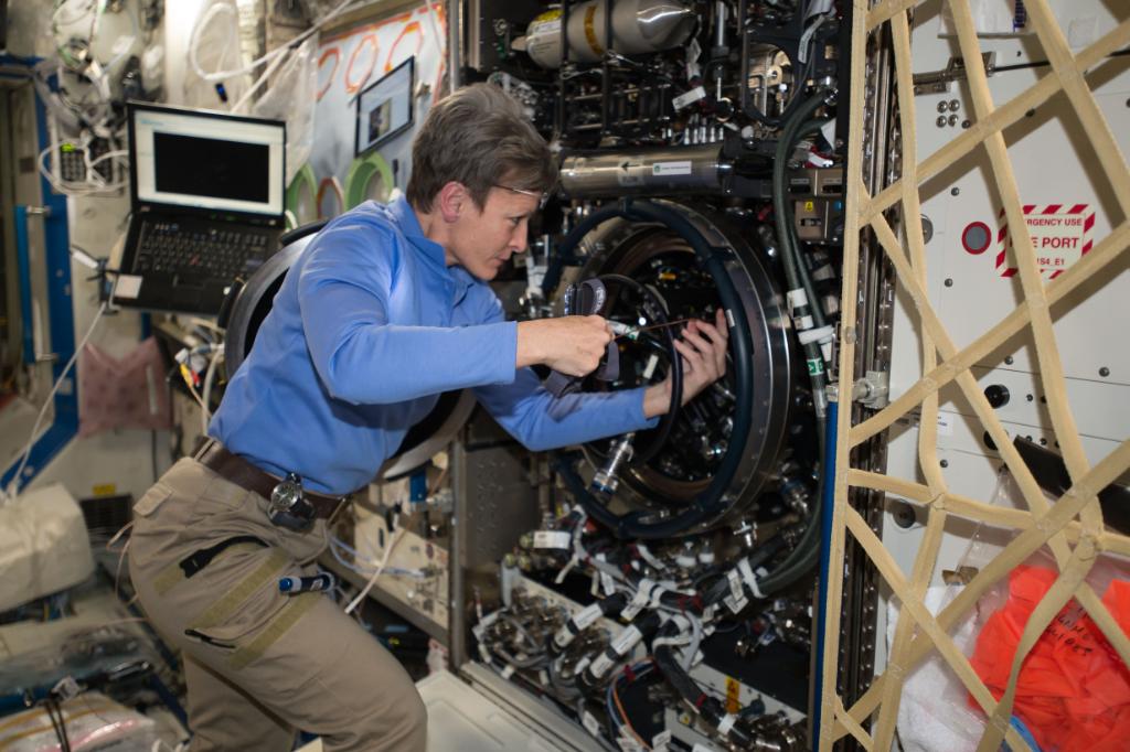 .@AstroPeggy will receive a special congrats call Monday from @POTUS on her record-breaking stay on @Space_Station: go.nasa.gov/2oLVMQh