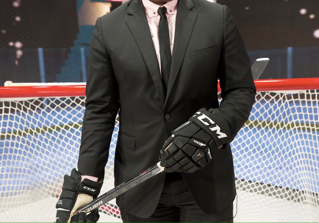 Samuelsohn1923's tweet photo. @KevinWeekes is back in front of the goal in Samuelsohn Performance ICE WOOL technology #passionXperformance #icewool #behindthescenes #NHL https://t.co/OBfCKp5v1P