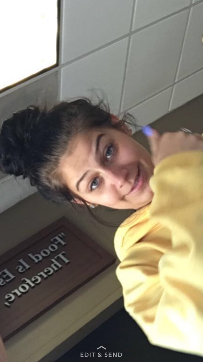 seber_waylon's tweet photo. 50 retweets and I'll give her 50 bucks  only way I could post it @shelbiekendrick https://t.co/3mR9NwbPXL