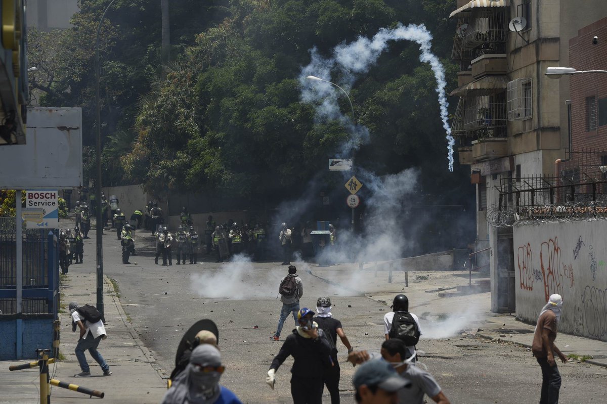 joramarbel's tweet photo. "@360mundo: #19abr 12:50 m Se mantienen los enfrentamientos en el paraiso, manifestantes intentan avanzar #360mundo https://t.co/6ZjvGc39OS"