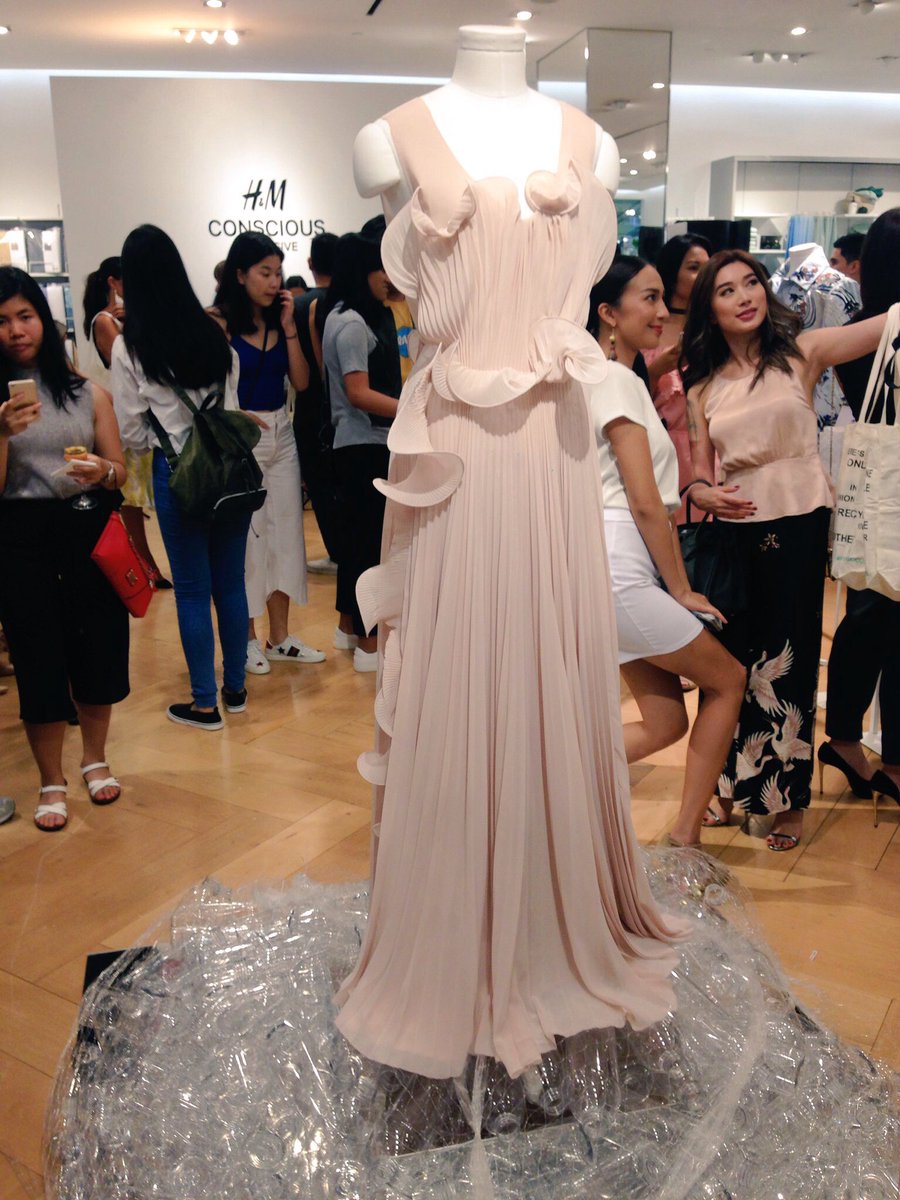 KrissyAchino's tweet photo. EARLIER: @HMPhilippines' Shopping Night at H&M SM Makati. #ActiveSocial #HMConsciousExclusive πππ (2/2) https://t.co/qudtauXj5S