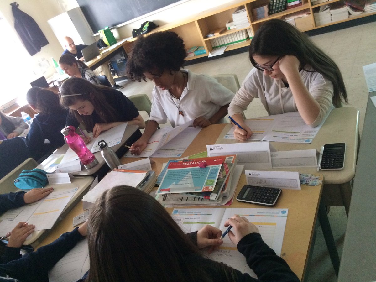 materaamy's tweet photo. #JuniorAchievement @reginamundices Grade 7s learning #Dollarswithsense thank you @Questrade https://t.co/386Xgx8x1m