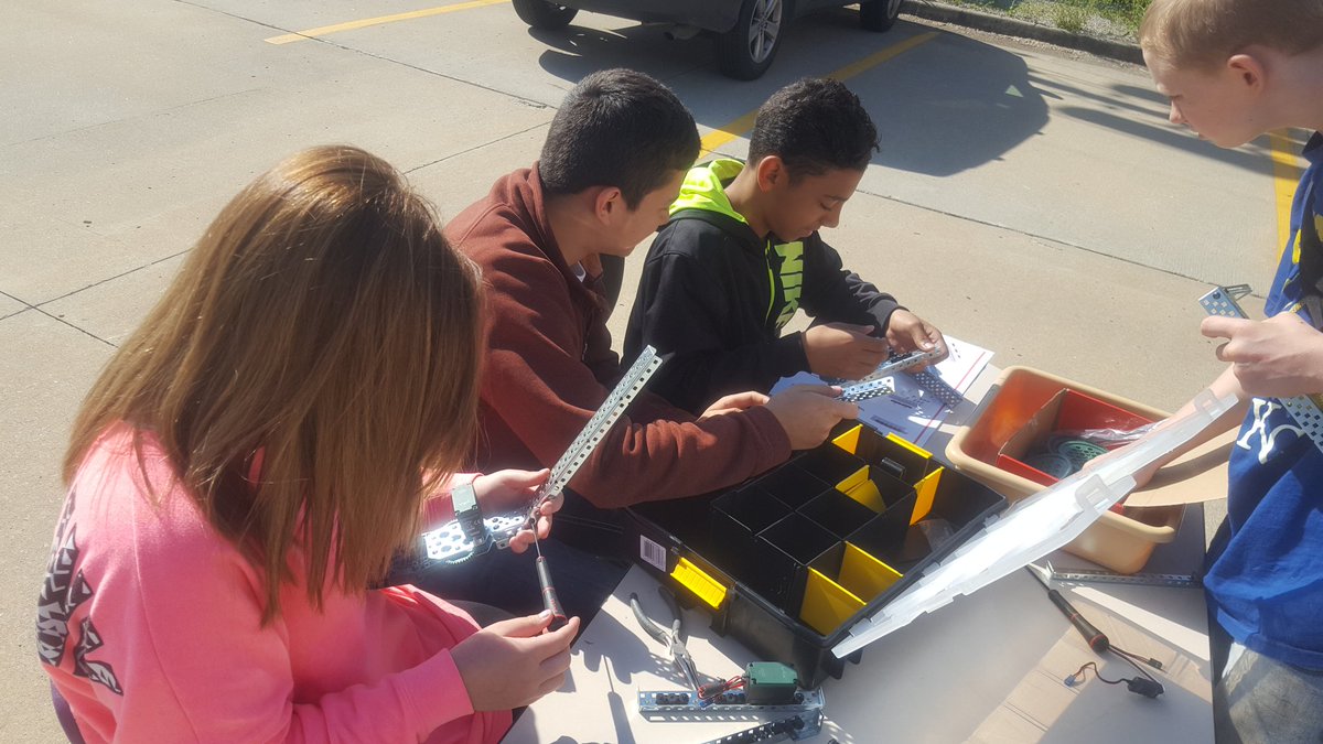 Coach_Oram's tweet photo. Clawbots and sunshine. Good day for a little @PLTWorg outside. #oramtech https://t.co/3FQ9nUZ3KO
