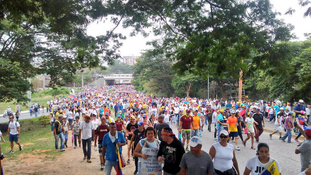 Bejumero's tweet photo. Imágenes de la marcha pacífica en #Carabobo #19vzlaenlacalle 1/3 vía @DanyCosmoVZLA https://t.co/0ZWCXdomSw