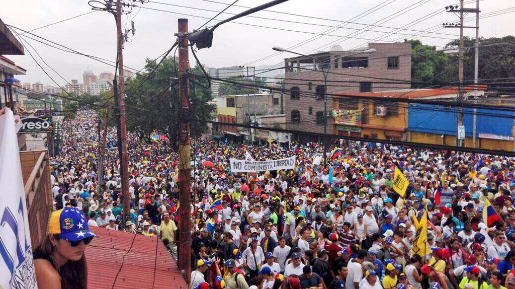 Bejumero's tweet photo. Imágenes de la marcha pacífica en #Carabobo #19vzlaenlacalle 1/3 vía @DanyCosmoVZLA https://t.co/0ZWCXdomSw